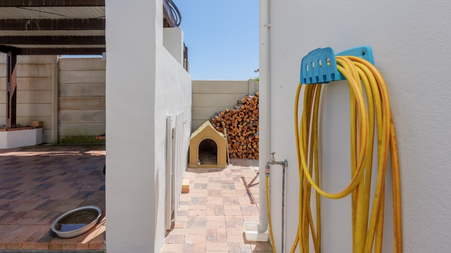 4 Bedroom Property for Sale in Struisbaai Western Cape